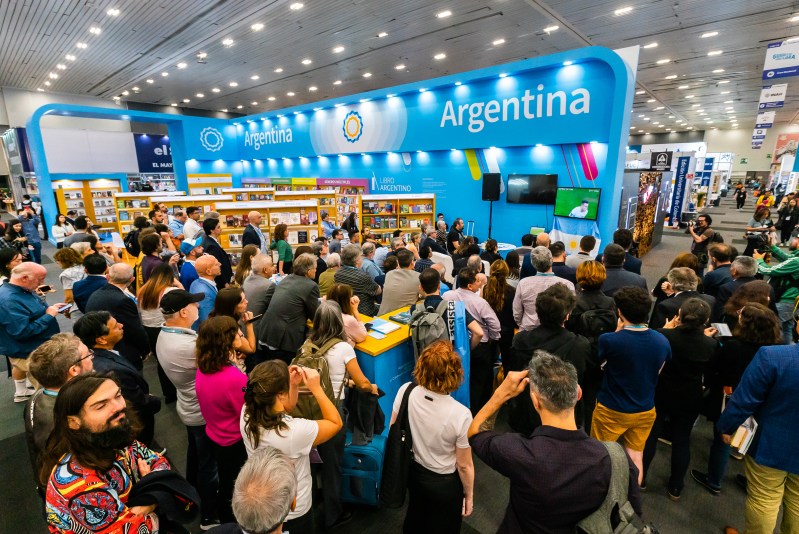 La Feria Internacional del Libro (FIL) de Guadalajara detuvo casi por completo sus actividades este miércoles por poco más de dos horas. El Mundial de Qatar 2022 puso a mexicanos y argentinos al borde de sus asientos y casi sin respiración mientras veían los partidos de las selecciones de sus respectivos países desde cualquier lugar. Foto de FIL Guadalajara