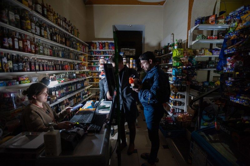 Leópolis recupera poco a poco luz y agua y sus habitantes se adaptan