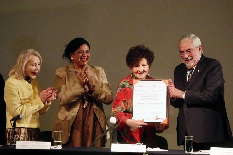 Margo Glantz recibe el premio Carlos Fuentes. Foto de Twitter Cultura UNAM