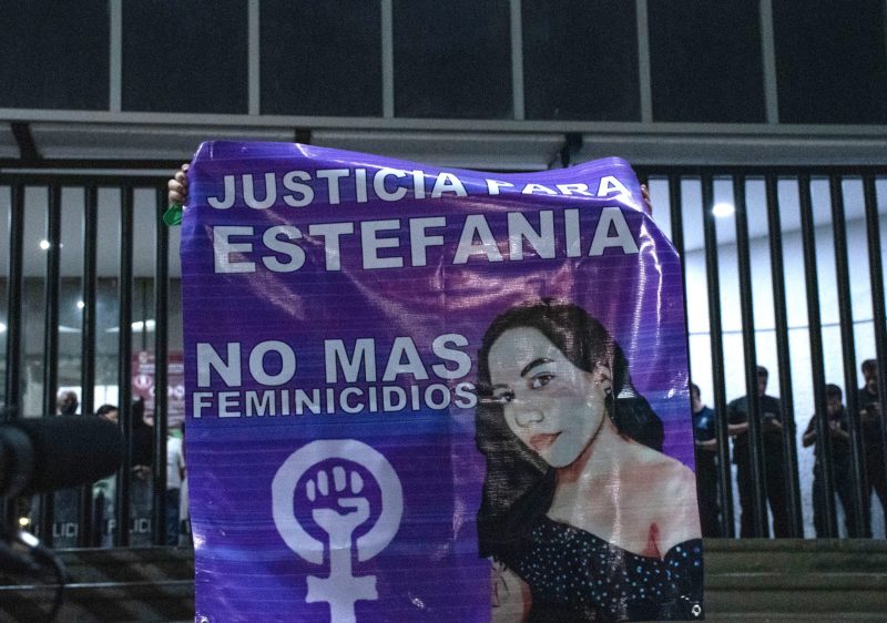 Mujeres marchan contra feminicidios en Chiapas. Foto de EFE