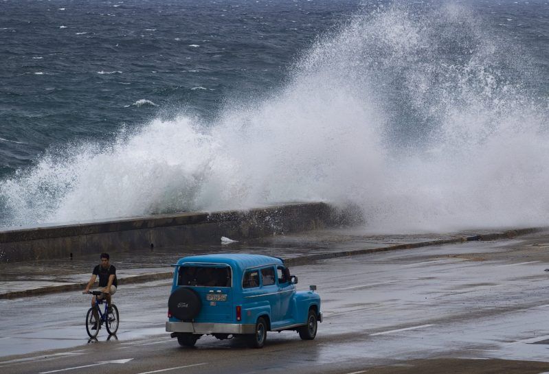 Nicole golpea el norte de Bahamas de camino a la costa de Florida. Foto de EFE