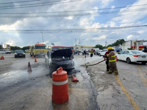 Llamas consumen auto deportivo en Bahía Petempich