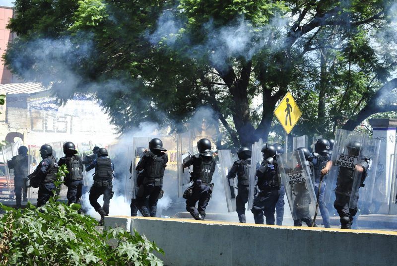 Policía mexicana disuelve a balazos protesta estudiantil indígena en Michoacán. Foto de EFE