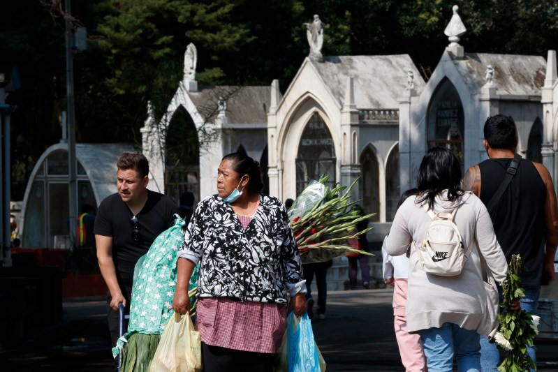 Regresa la vida a cementerios mexicanos por el Día de Muertos. Foto de EFE
