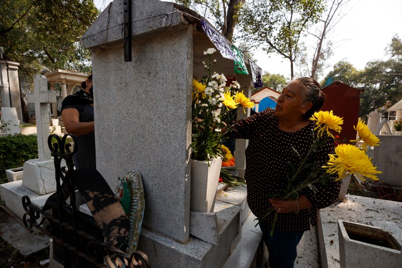 Regresa la vida a cementerios mexicanos por el Día de Muertos. Foto de EFE