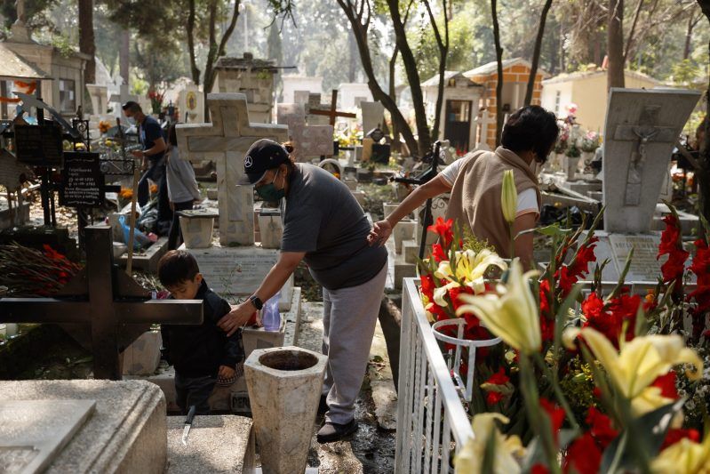 Regresa la vida a cementerios mexicanos por el Día de Muertos. Foto de EFE