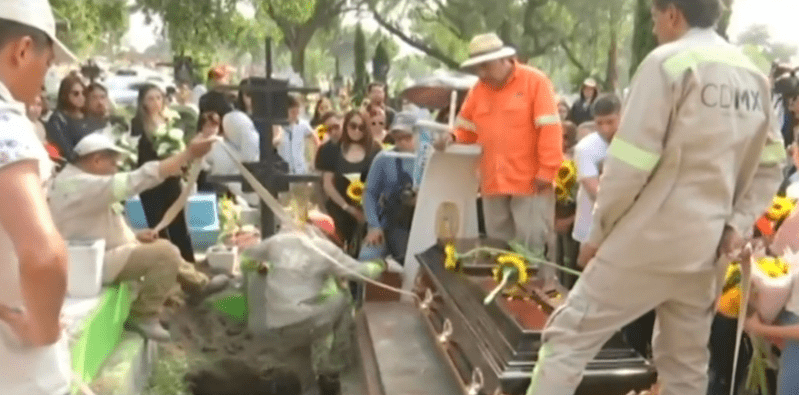 #Video Sepultan a Ariadna Fernanda en Iztapalapa en medio de reclamos de justicia. Foto tomada de video