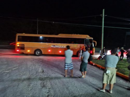 Abandona transporte foráneo “Hermanos Hernández” a pasajeros en la carretera