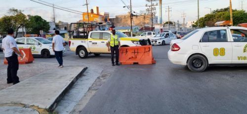 Activan operativos para atender caos vial provocado por taxistas en Cancún
