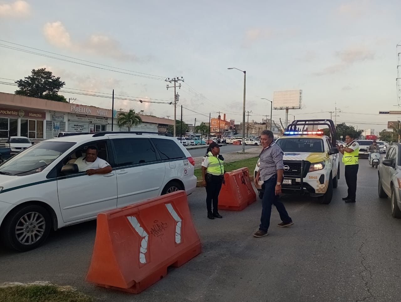 Activan operativos para atender caos vial provocado por taxistas en Cancún