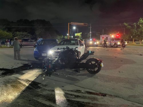 Arrollan a motociclistas en Cancún, muere una persona en el lugar