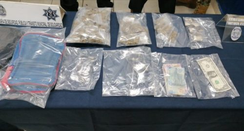 Capturan a par de narcomenudistas con más de 150 dosis de drogas