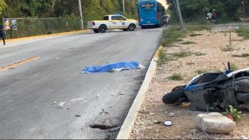 MUJER CRUZABA EL PASO PEATONAL  Camión Del Valle mata a peatón y arrolla a un motociclista en Cancún