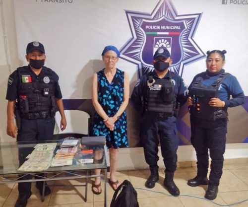 Regresa ciudadana de Cozumel cartera con más de 12 mil pesos a turista estadounidense