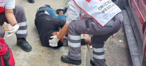 SE DESMAYA SOBRE LA BANQUETA  Dan severa golpiza a un sujeto en la Colosio de Playa del Carmen