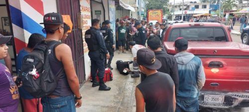 SE DESMAYA SOBRE LA BANQUETA  Dan severa golpiza a un sujeto en la Colosio de Playa del Carmen