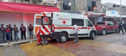 SE DESMAYA SOBRE LA BANQUETA  Dan severa golpiza a un sujeto en la Colosio de Playa del Carmen