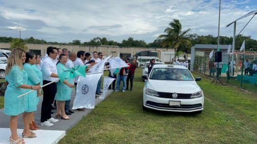 TAXI SEGURO  Taxistas observan actividades de sus operadores en Playa del Carmen