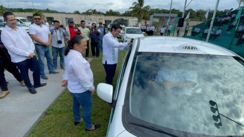 TAXI SEGURO  Taxistas observan actividades de sus operadores en Playa del Carmen