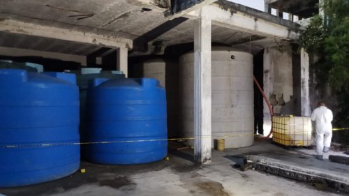 Aseguran combustible de posible “huachicoleo” en una bodega de Quintana Roo
