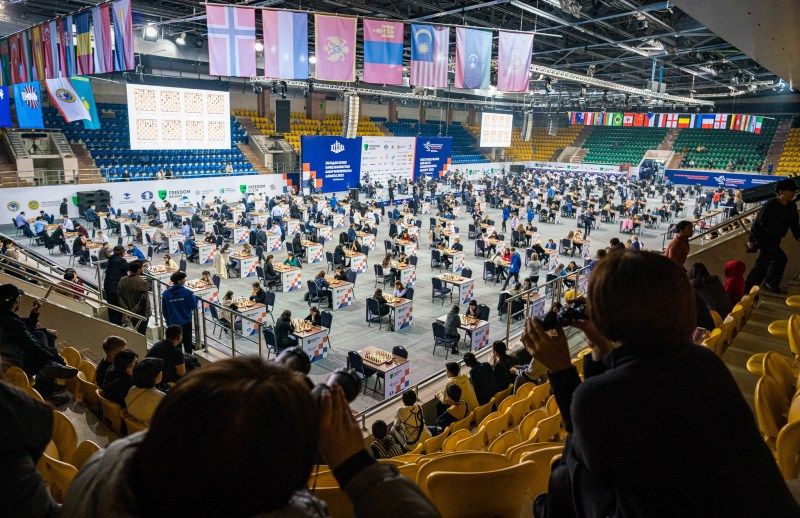 Ajedrecista iraní desafía a las autoridades y disputa Mundial sin velo islámico