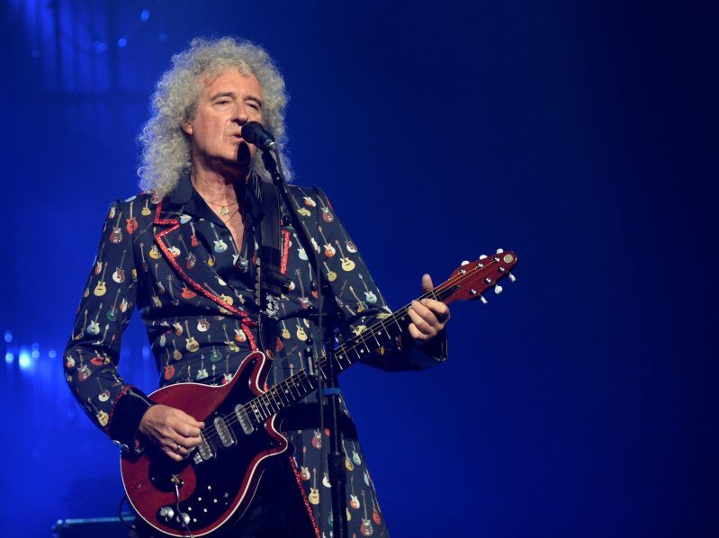 Brian May, guitarrista de Queen, recibe el título de caballero. Foto de EFE