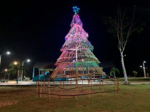 Habitantes de comunidad de Carrillo Puerto construyen árbol de Navidad con madera de la región