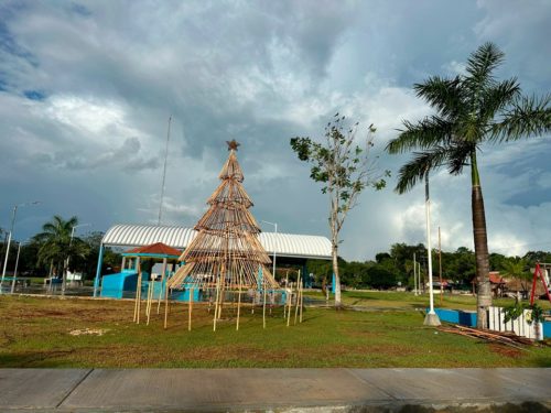 Habitantes de comunidad de Carrillo Puerto construyen árbol de Navidad con madera de la región