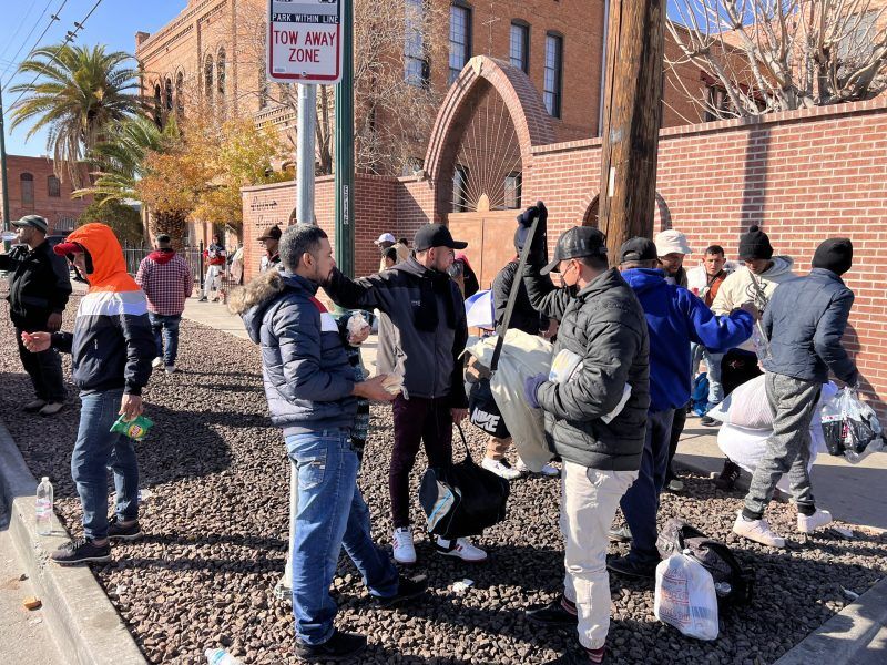 Decenas de inmigrantes llegados de México reciben ayuda y alimentos hoy, afuera de la iglesia Sagrado Corazón en El Paso, Texas. Foto de EFE/ Octavio Guzmán.