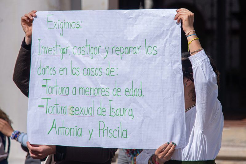 Manifestantes de Ocosingo, sostienen un cartel en una protesta, frente a la sede del Palacio de Justicia de los Altos, en San Cristóbal de las Casas. Foto de EFE/ Carlos López.