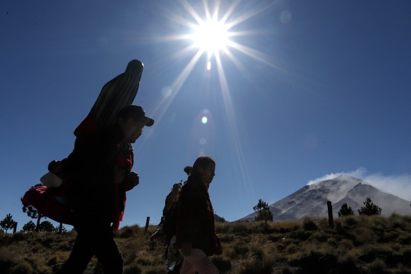 Peregrinos de varias comunidades caminan rumbo a la Basílica de Guadalupe. Foto de EFE