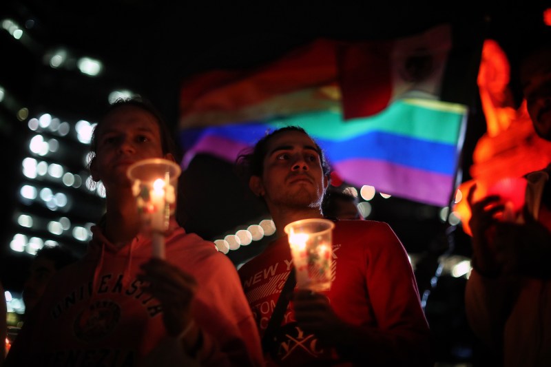 Marchan para exigir que el Gobierno termine con políticas serofóbicas. Foto de EFE
