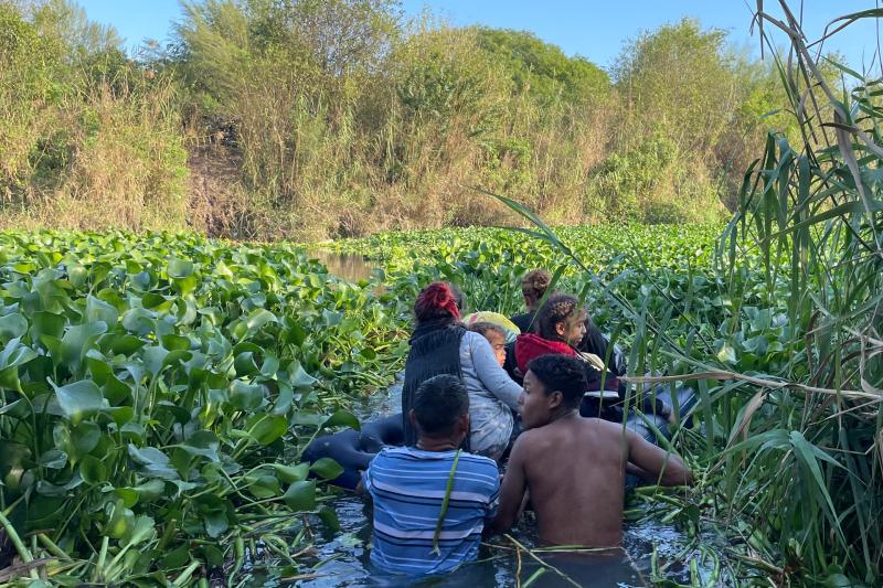 Migrantes se lanzan al Río Bravo para llegar a Estados Unidos - b75f076ac7d90b54007c964d9a1c029477fd4443w-1024x683