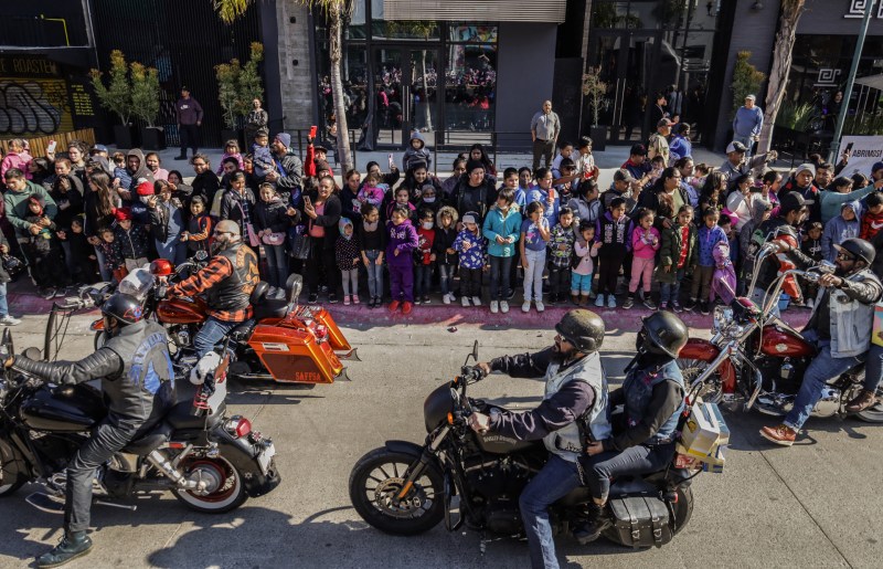Motociclistas mexicanos y estadounidenses entregan juguetes a niños en Tijuana - motociclistas-mexicanos-y-estadounidenses-entregan-juguetes-a-ninos-en-tijuana-1024x659