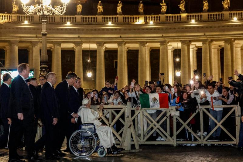 Papa Francisco visita el Belén del Vaticano en silla de ruedas - fieles-mexicanos-saludan-al-papa-francisco-en-su-visita-al-belen-vaticano-1024x683