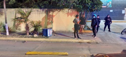 Sacan de su ruta a repartidor de pizzas; lo mandan a una barda