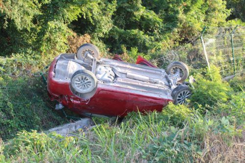 Falta de pericia y exceso de velocidad lo dejan llantas para arriba