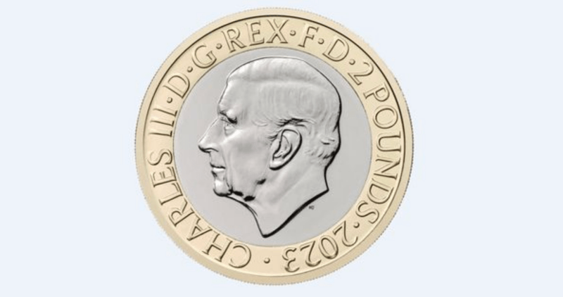 Presentan las primeras monedas conmemorativas con el rostro del rey Charles III. Foto de The Royal Mint