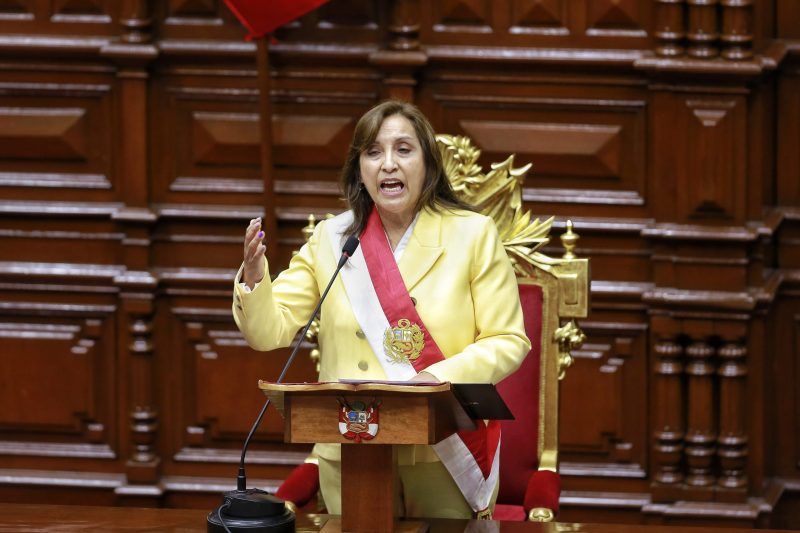 Presidenta de Perú resalta la unidad al recibir al arzobispo de Lima. Foto de EFE