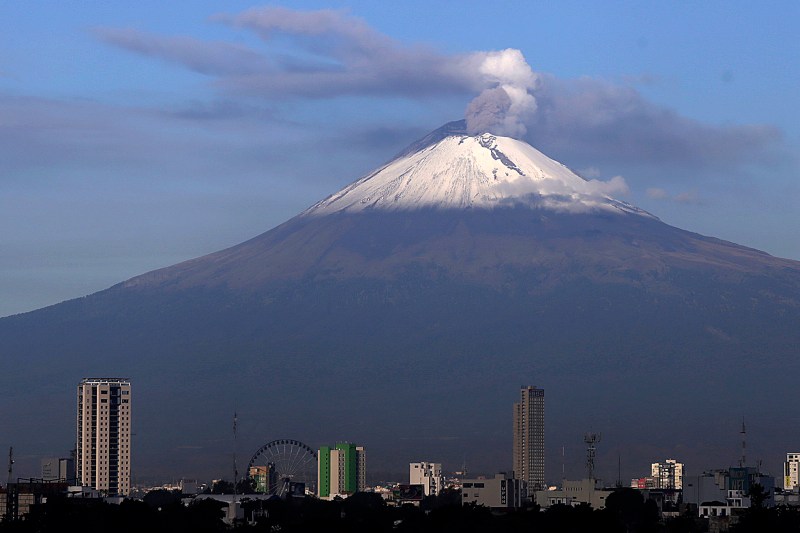 Cenapred pide atender domo en el volcán Popocatépetl. Foto de EFE