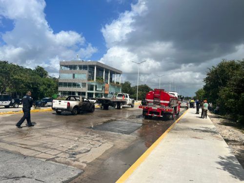 Calcinada queda unidad de Pepsi sobre la 115 en Playa del Carmen