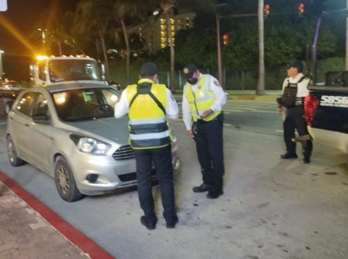 Levantan a carros mal estacionados en la avenida Kukulcán