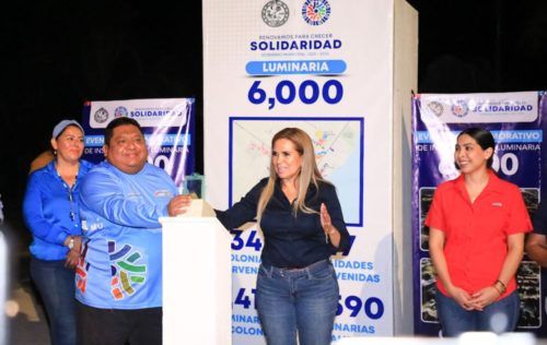 Lili Campos inaugura la luminaria 6 mil en la 5ta Avenida