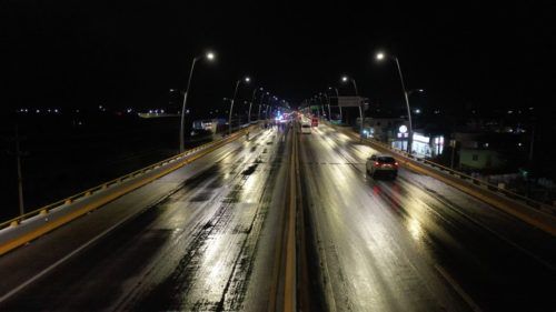 Lili Campos renueva la iluminación en puente a desnivel