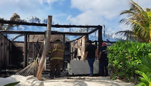NUEVE PALAPAS DESTRUIDAS | Se “incendia” hotel clausurado por la Fiscalía en Tulum