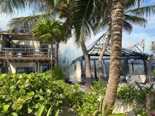 NUEVE PALAPAS DESTRUIDAS | Se “incendia” hotel clausurado por la Fiscalía en Tulum