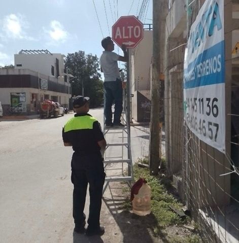 Coloca señalética vial para prevenir accidentes de tránsito en Tulum