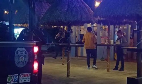 ¿Y LA AUTORIDAD? || Soldado acciona su arma en un bar de Cancún
