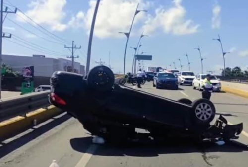 Vuelca Peugeot sobre puente por falta de pericia y exceso de velocidad