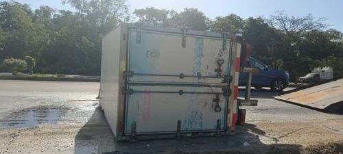 Chafirete voltea su camión por falta de pericia y exceso de velocidad